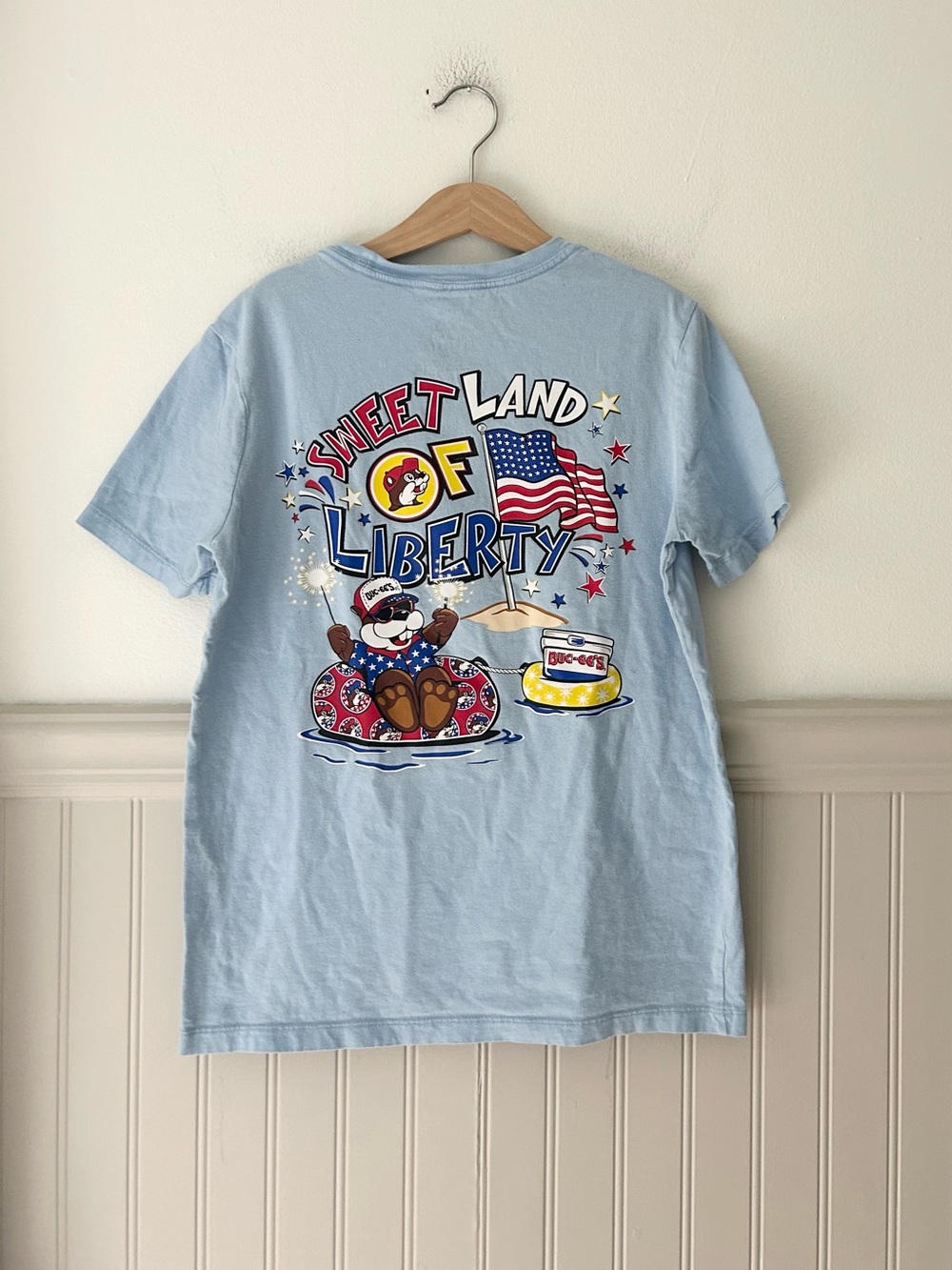 Buc-ee’s Boys Large Light Blue Patriotic Cartoon Graphic Short Sleeve Tee Cotton